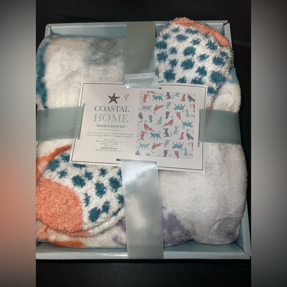 50x60 Pastel Throw and Sock Set - Picture 2 of 2